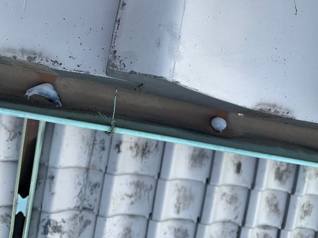 銅板雨樋の穴あき部分をコーキング補修